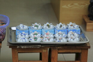 托盘上的可爱陶瓷小摆件