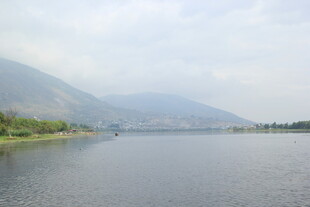 宁静湖畔的山水风光