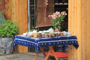 户外木门前的精致野餐桌