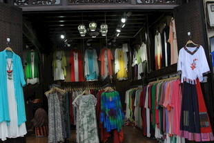 多彩服饰装点时尚店铺