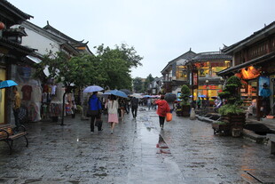 雨中漫步古街小巷