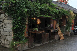 石墙绿植环绕的温馨小店