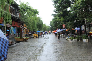 雨中古街 行人撑伞漫步