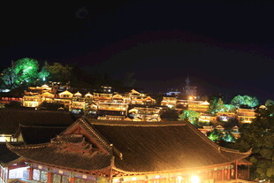 古镇夜景璀璨灯火迷人