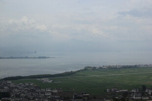 俯瞰城市与水域景观