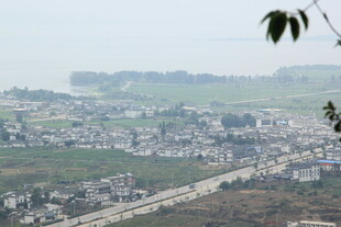 俯瞰山间村落美景
