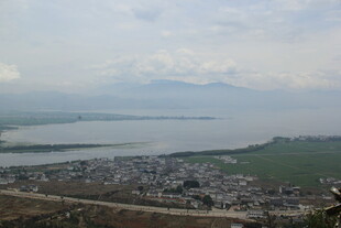 俯瞰湖畔城镇风光