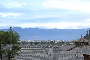 古城屋顶远眺连绵山脉