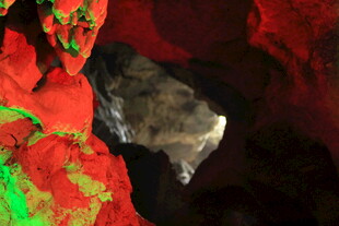 彩色岩石洞穴内部景象