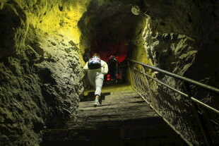 人在昏暗隧道中行走