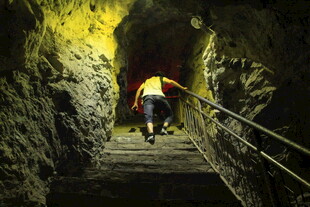 洞穴中徒步的探险者