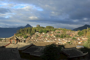 山村美景 云雾缭绕的村落