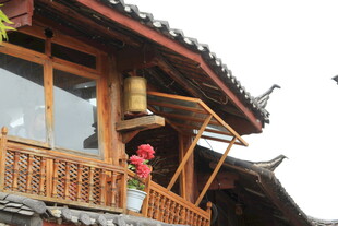 中式楼阁上的艳丽花朵