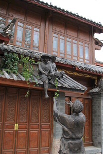 古宅前的雕塑与中式建筑