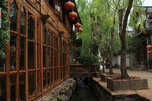 古巷中式建筑与红灯笼