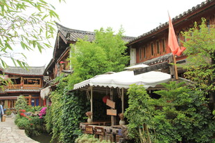 古雅庭院中的休闲一角