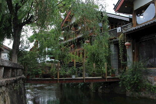 古巷小河畔的中式传统建筑