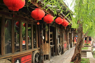 古街红灯笼营造传统氛围