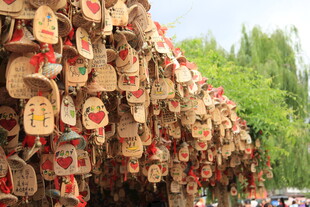 挂满祈福牌的许愿长廊