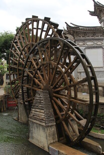 古老木质大水车