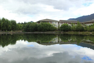 湖畔美景 建筑与山水相映