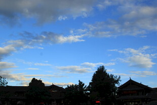 黄昏下的古建筑屋顶