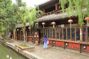 江南水乡古宅前的行人