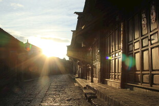 夕阳下的古老街道