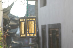 古巷中式灯笼散发温暖光