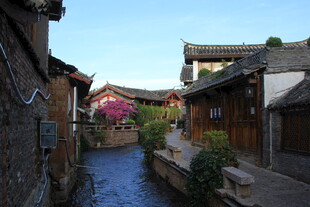 古巷流水旁的传统民居