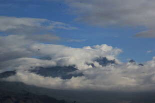 蓝天白云下的山峦美景