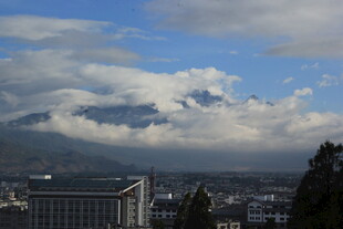 城市远景与云端壮丽景观