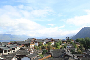 依山傍水的宁静村落