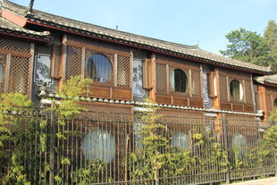 中式古建木屋 绿植环绕