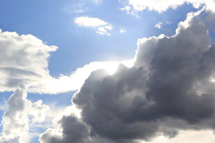 蓝天白云间的光影变幻