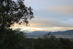 黄昏山林间的远山美景