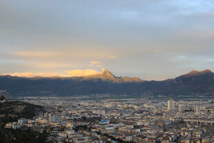 城市与远山的黄昏美景