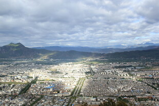 俯瞰城市与远山美景