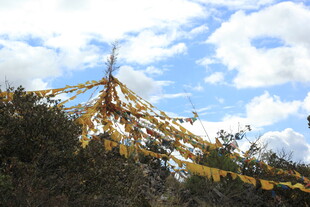 山顶经幡飘扬