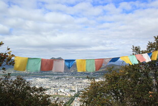 山间经幡下的城市景观
