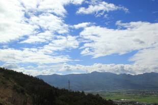 蓝天白云下的山峦美景