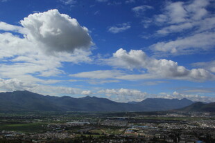 蓝天白云下的壮美山川