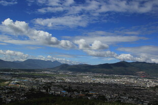 俯瞰城市与远山的美丽景致