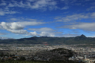 城市与远山的壮美景观