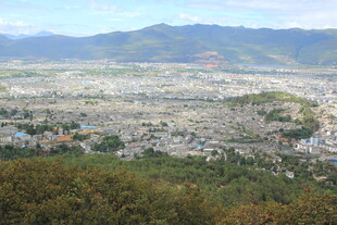 俯瞰山间城镇美景