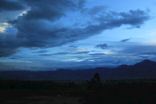 黄昏时分的山峦与云层