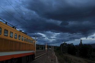 乌云下的货运列车