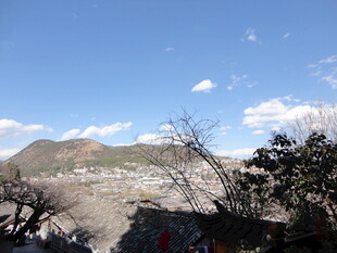 山间美景 蓝天白云青山