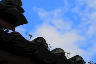 古建筑屋顶剪影与蓝天