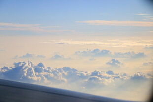 机窗外的梦幻云海景观